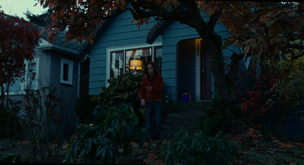 Screenshot of Ellen Page from Juno, outside of her home